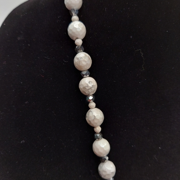 Hematite stone and glass bead handmade necklace - Picture 5 of 5